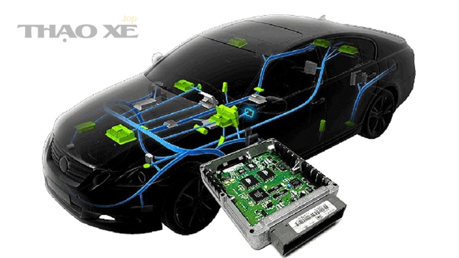 Máy chẩn đoán OBD-II đang đọc dữ liệu lỗi trên ô tô