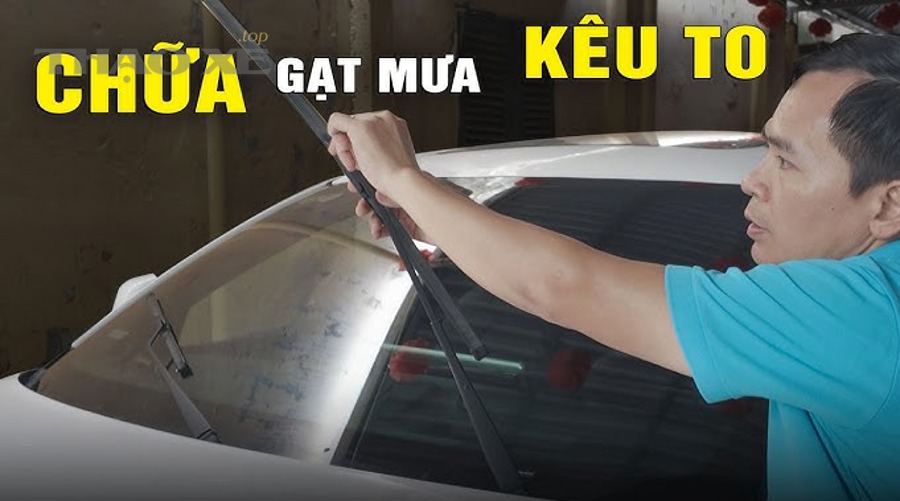 Kỹ thuật viên vệ sinh kính và lưỡi gạt đúng cách trên xe ô tô