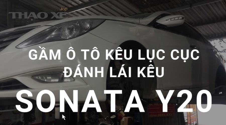 vô lăng ô tô và bảng đồng hồ khi kiểm tra tiếng kêu đánh lái
