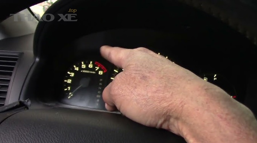 Xưởng dịch vụ sửa xe ô tô uy tín với kỹ thuật viên kiểm tra hệ thống động cơ