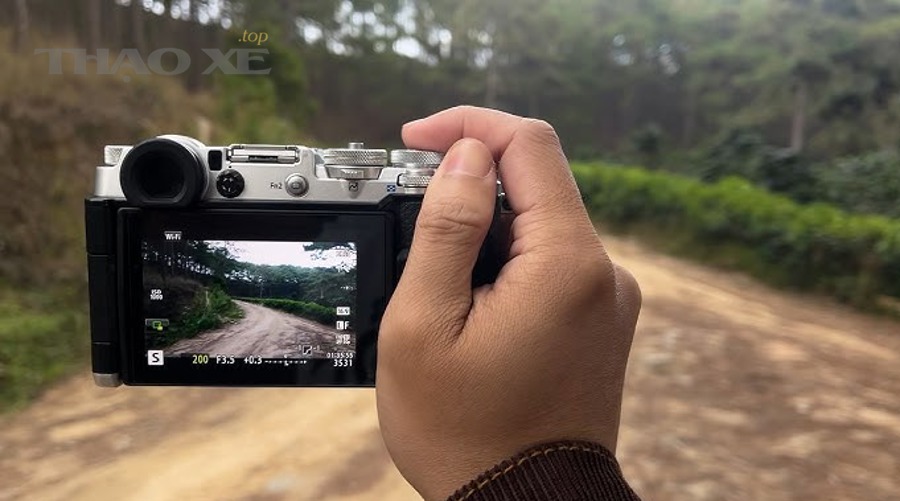 Kỹ thuật viên dùng thiết bị chẩn đoán để xử lý rung và tiếng máy lạ