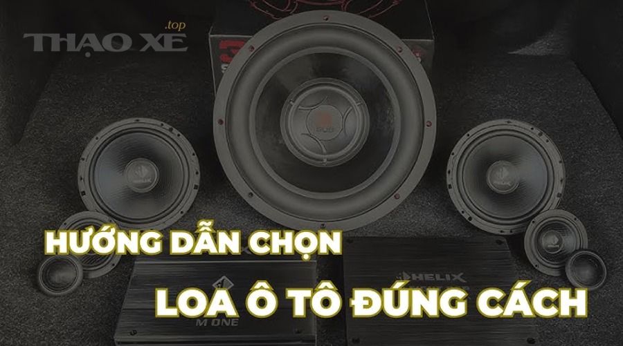 Kỹ thuật viên kiểm tra hệ thống dây và loa cánh cửa ô tô
