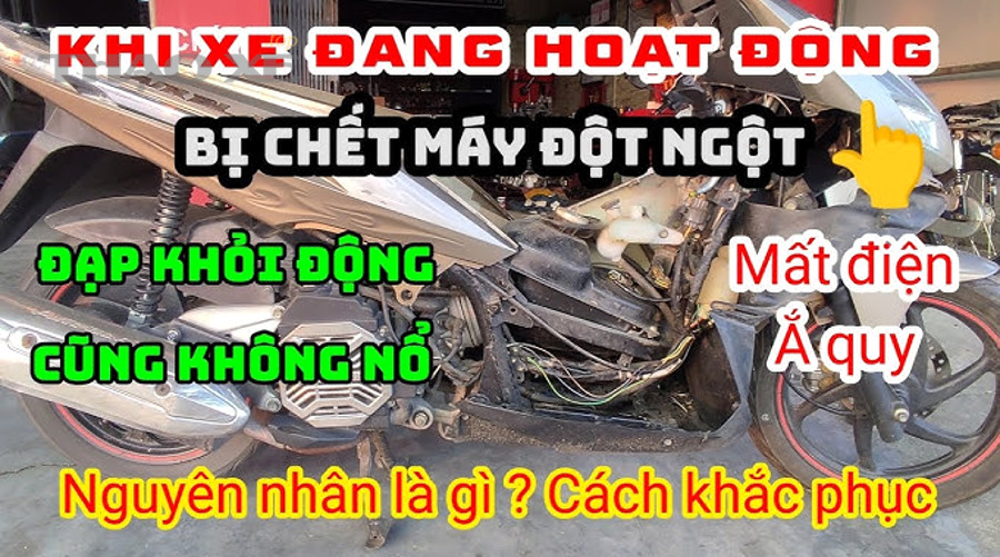 Kỹ thuật viên đo điện áp ắc quy bằng đồng hồ vạn năng