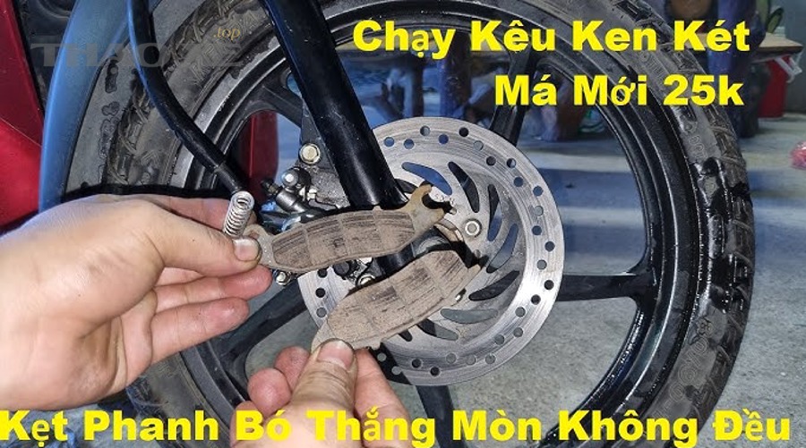 Kiểm tra má phanh mòn lệch và bề mặt đĩa phanh