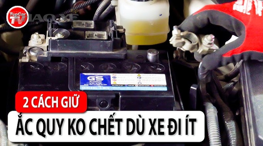 Thiết bị sạc ắc quy ô tô thông minh trong gara