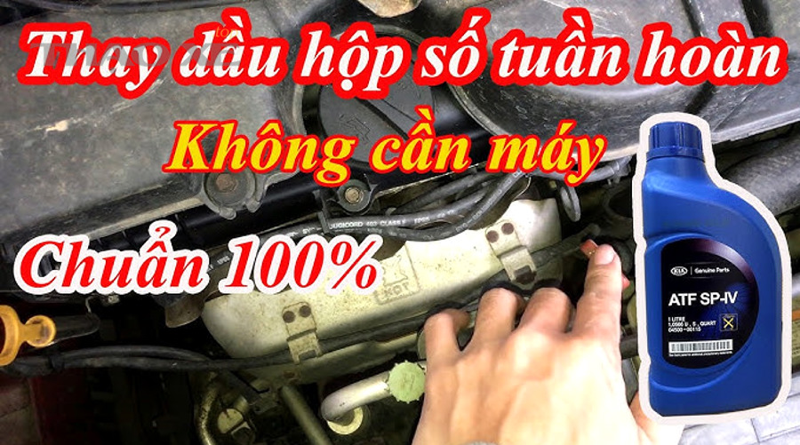 Kỹ thuật viên kiểm tra bảo dưỡng hộp số tại gara