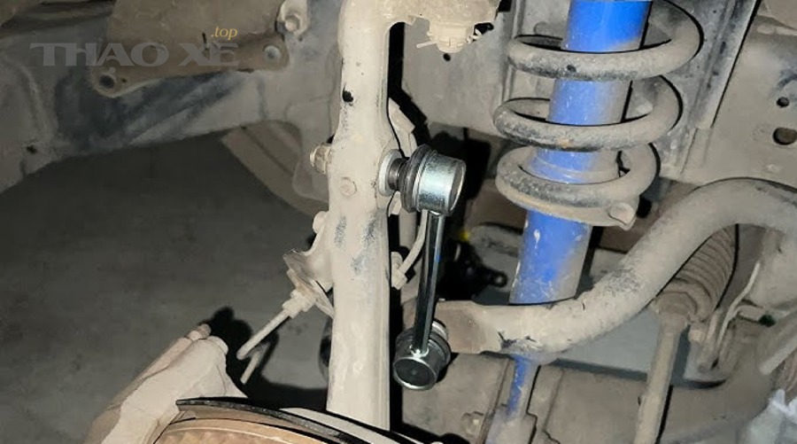 Kiểm tra gầm xe để nhận biết dấu hiệu rotuyn cân bằng hỏng