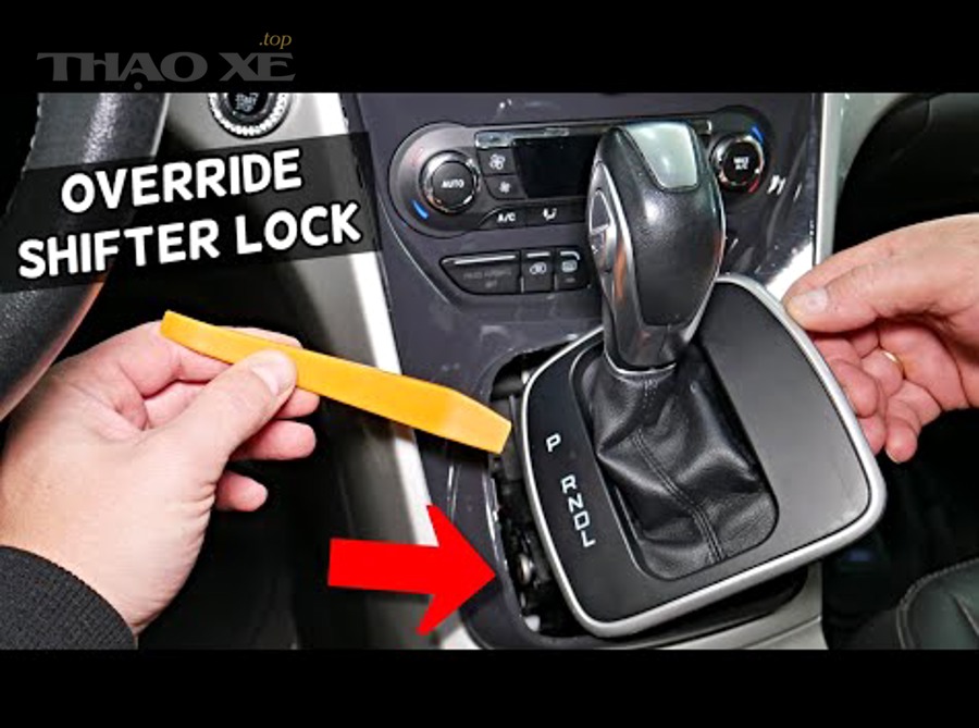 Minh họa vị trí và thao tác override shifter lock khi xe số tự động bị kẹt P