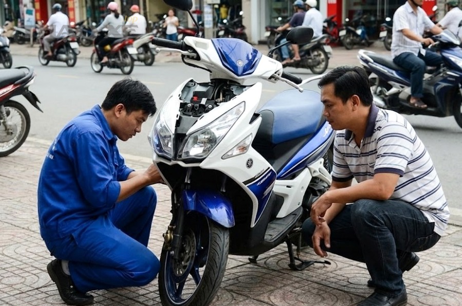 Xe cứu hộ đang kéo xe trên đường