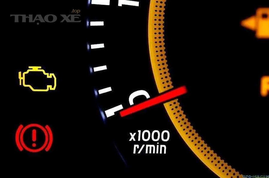 Khoang động cơ ô tô cần kiểm tra khi xuất hiện đèn Check Engine