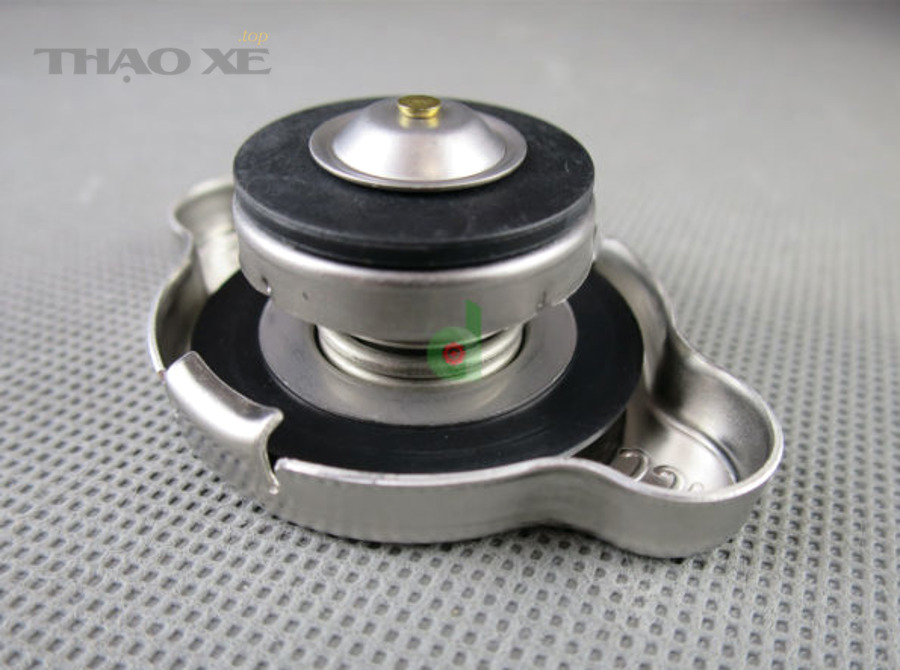Quy trình kiểm tra và xử lý nắp két nước hỏng cho chủ xe mới như thế nào?