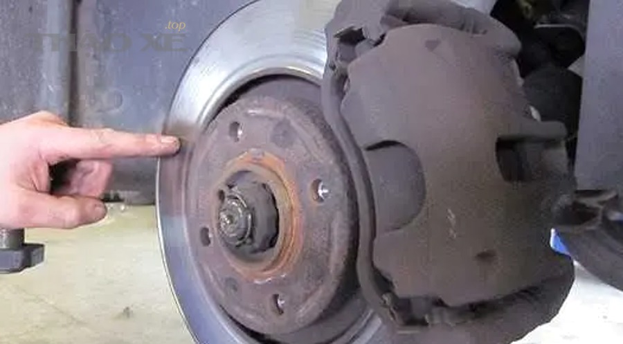 Cụm phanh đĩa ô tô có dấu hiệu quá nhiệt khi phanh bị bó