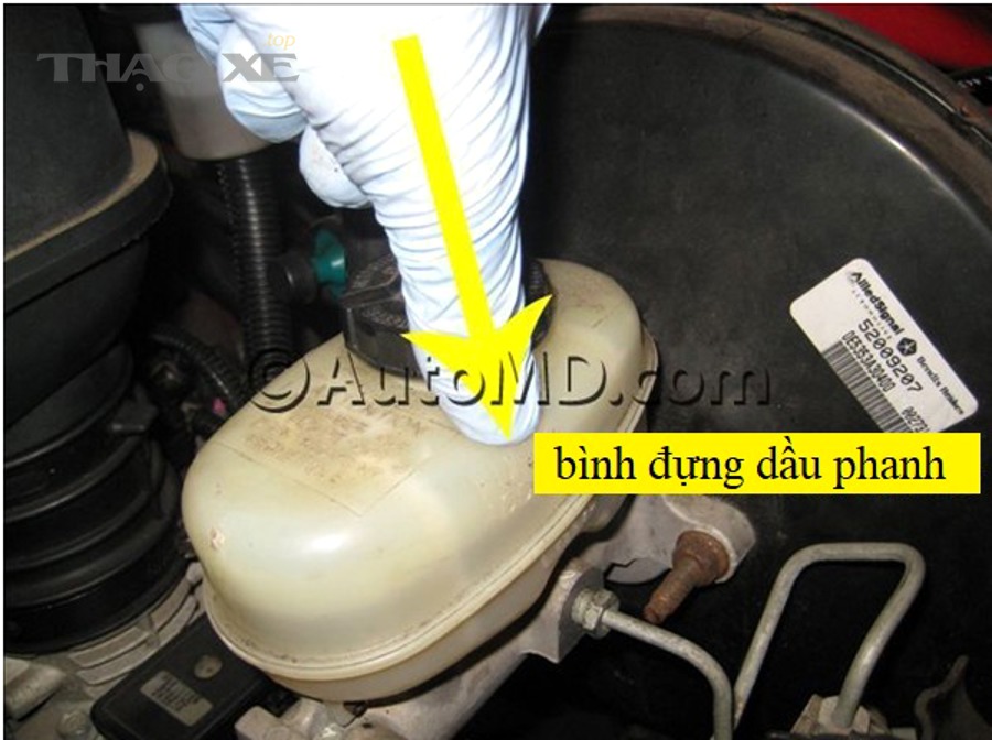 Kỹ thuật viên chạy thử và kiểm tra bàn đạp phanh sau khi xả gió hệ thống phanh