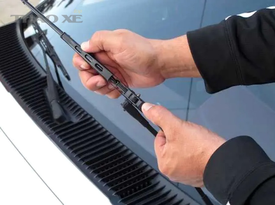 Kính lái để lại vệt nước do lưỡi gạt mưa mòn