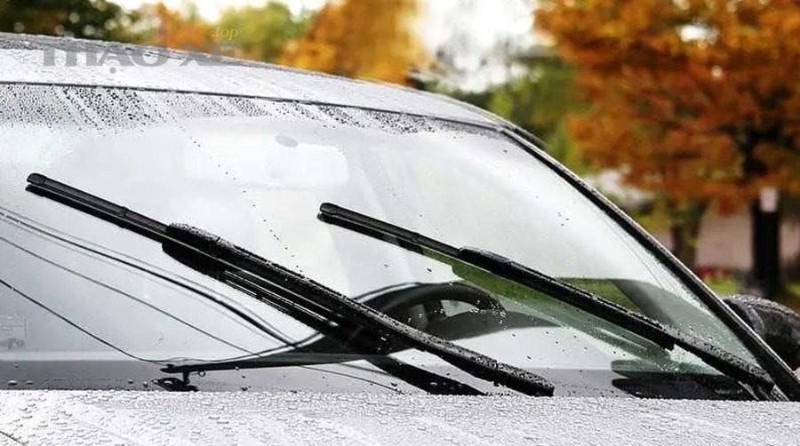Cận cảnh kỹ thuật viên kiểm tra hệ thống điện thân xe ô tô