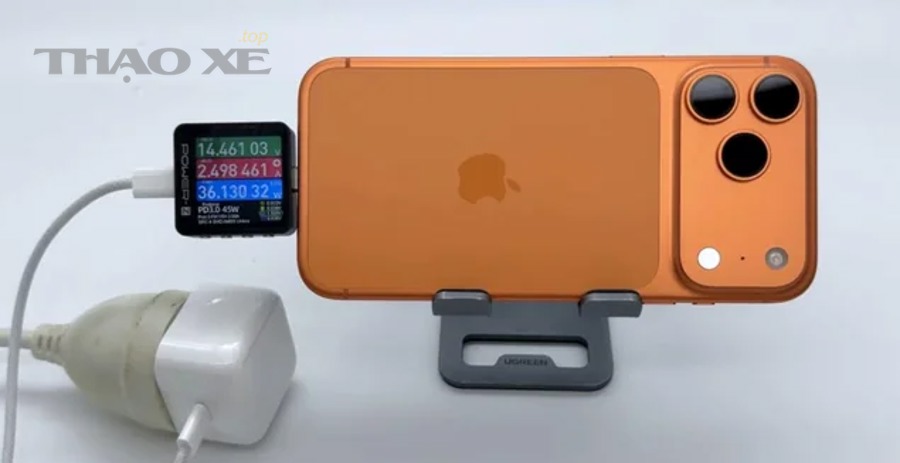 Nhiều thiết bị sạc và smartphone minh họa sự khác nhau về giao thức sạc nhanh