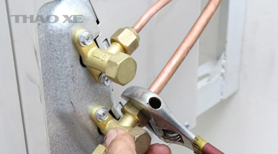 Đồng hồ đo áp suất và bình gas dùng trong bảo trì điều hòa
