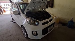 ky thuat vien dang kiem tra dong co xe kia theo lich bao duong dinh ky