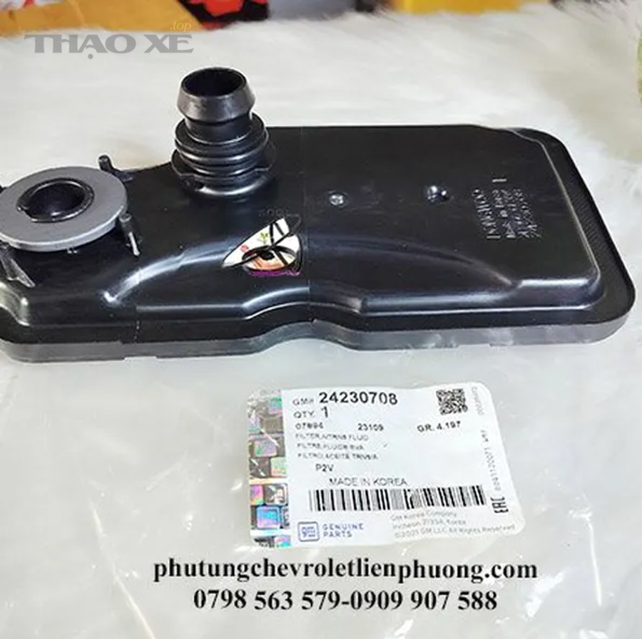 Thợ sửa xe thao tác bảo dưỡng dưới gầm xe, liên quan quy trình thay lọc hộp số