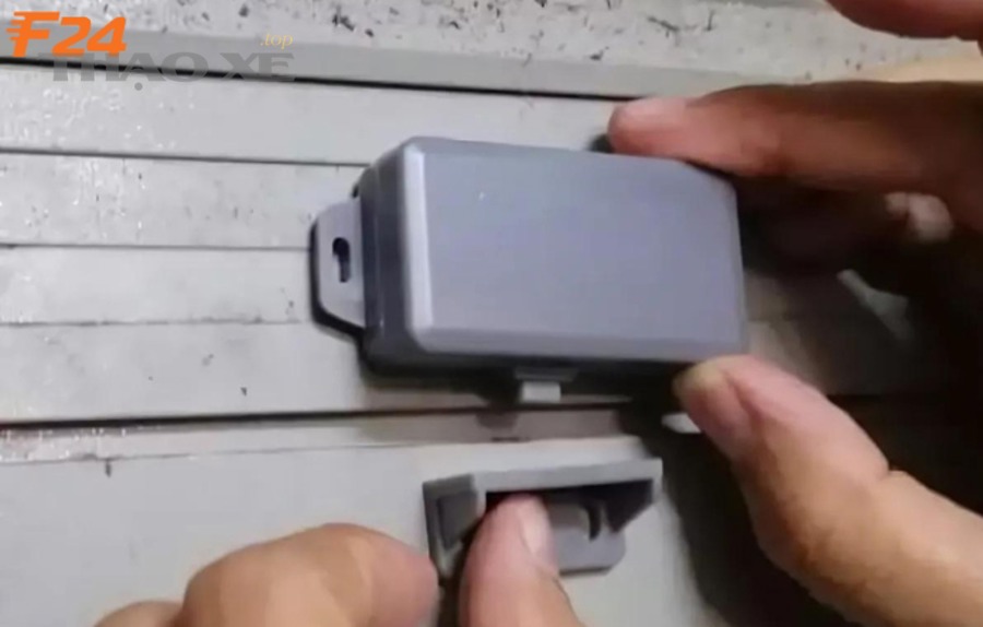 Kiểm tra hệ thống dây tín hiệu và bộ điều khiển cửa tự động