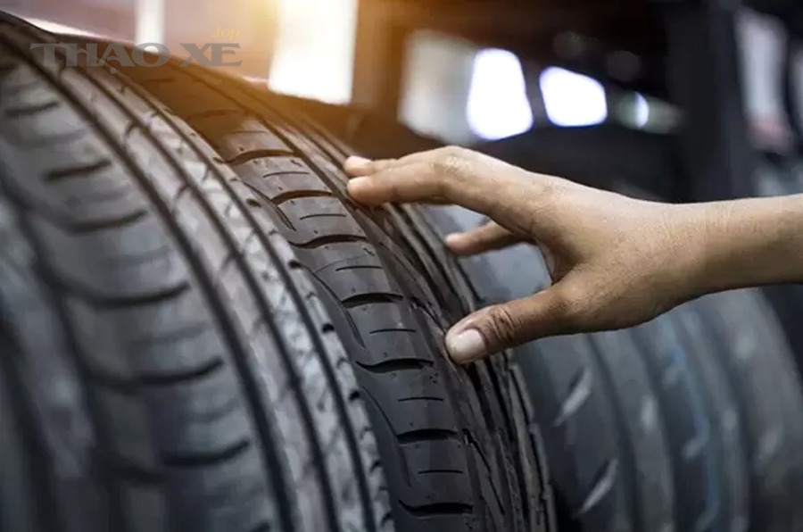 Kỹ thuật viên kiểm tra góc đặt bánh xe và cân bằng lốp