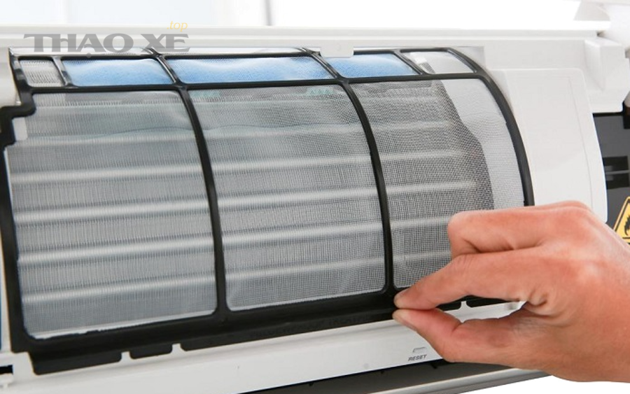 Thao tác mở mặt nạ dàn lạnh để kiểm tra tấm lọc bụi điều hòa tại nhà
