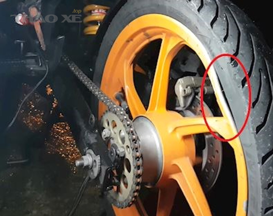 Mâm xe máy cong vênh gây đảo bánh và rung lắc