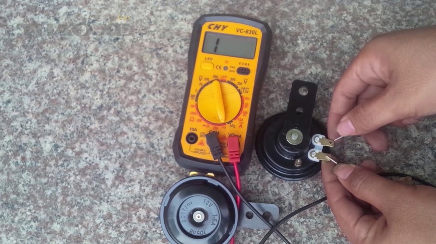 Hộp cầu chì trên ô tô dùng để kiểm tra mạch còi