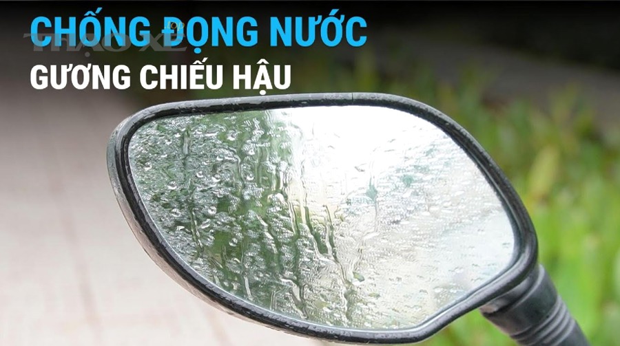 Lau vệ sinh gương chiếu hậu đúng quy trình trước khi đi mưa