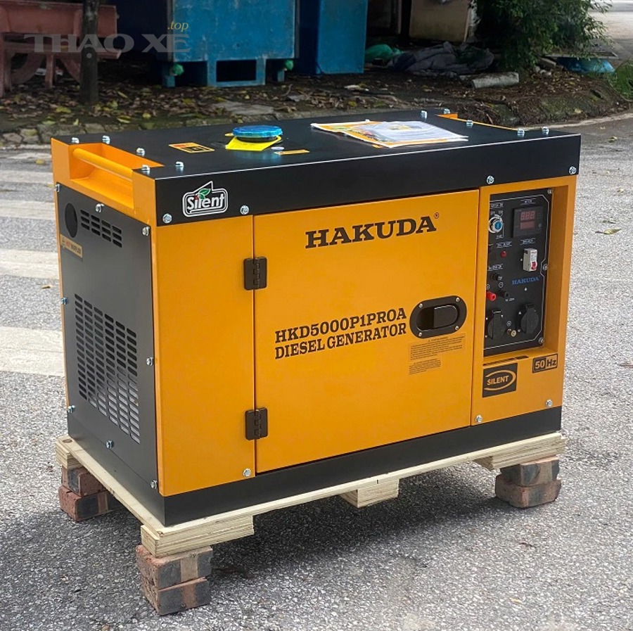 Khoang động cơ ô tô cần kiểm tra hệ thống sạc và máy phát điện
