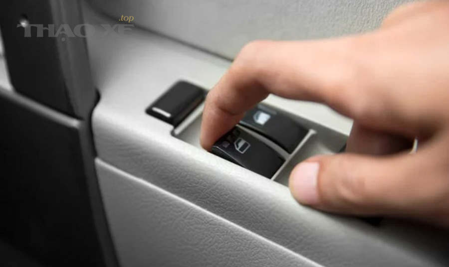 Cụm công tắc kính điện trên cửa ô tô