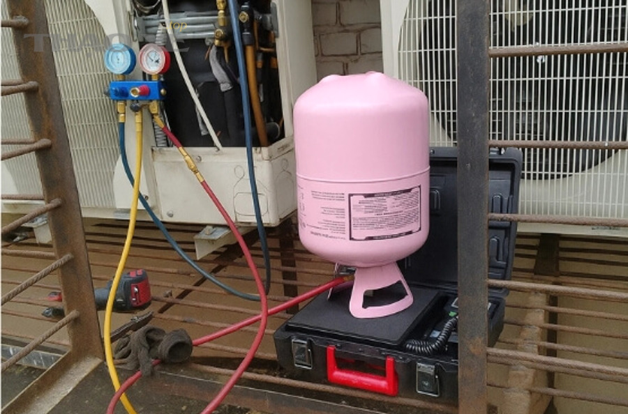 Cân điện tử và bình môi chất dùng để nạp gas theo gram