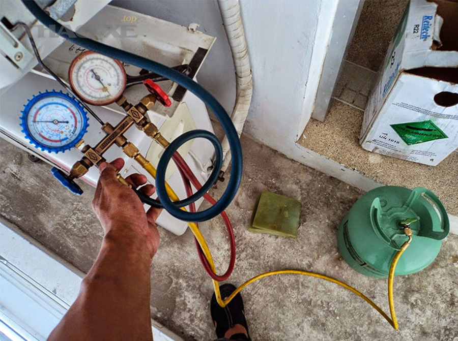 Kỹ thuật viên kiểm tra điều hòa sau khi nạp gas bằng đồng hồ áp suất