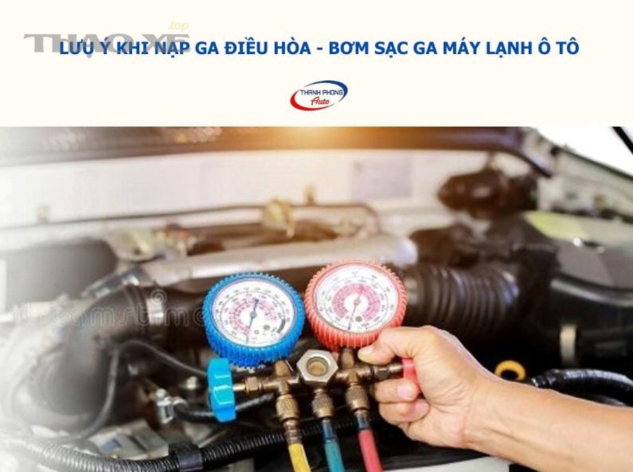 Đồng hồ đo áp suất điều hòa ô tô trong quá trình kiểm tra nạp gas
