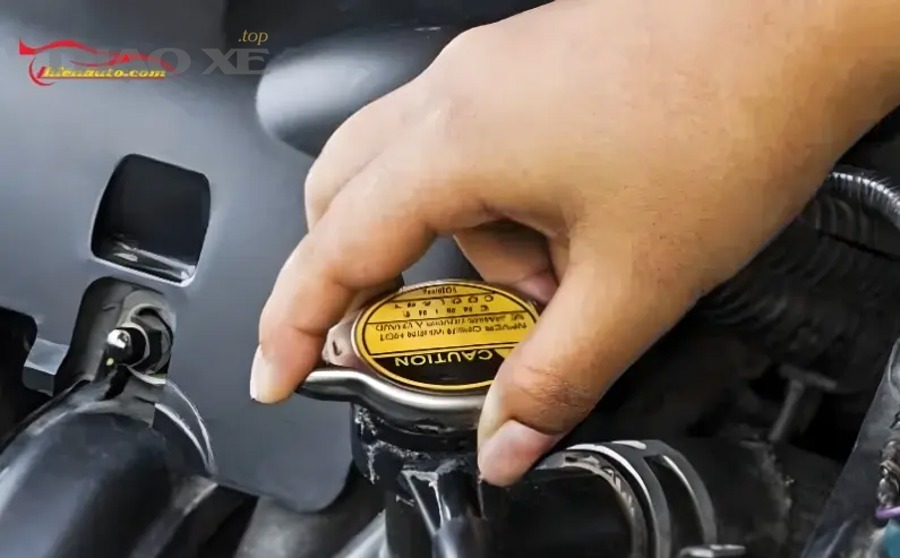 Sơ đồ hệ thống làm mát ô tô với két nước, bình phụ và đường ống