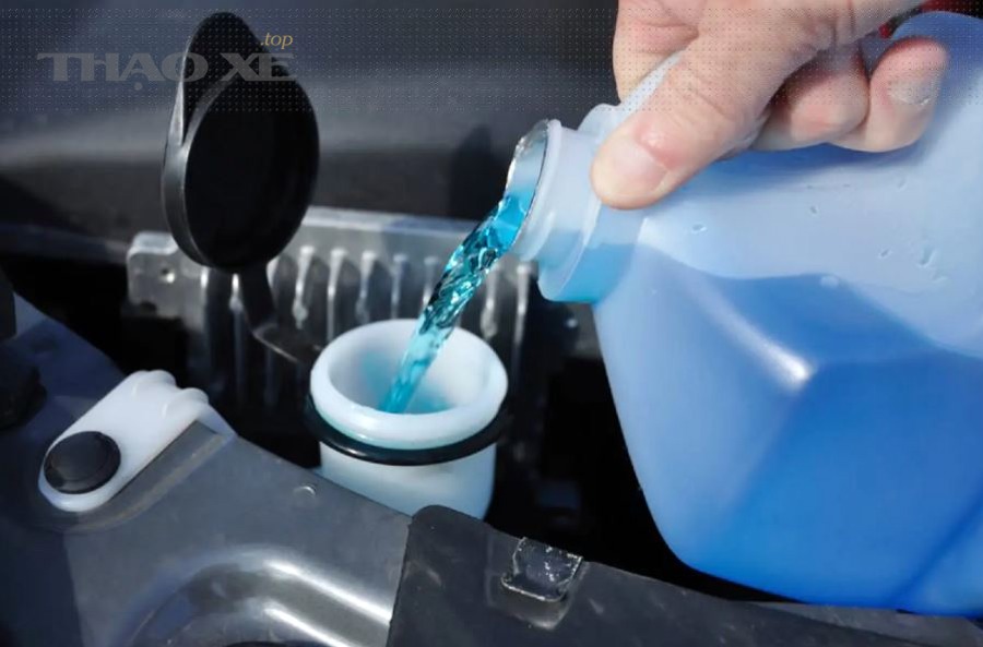 Dấu hiệu nào cho thấy dầu máy hoặc nước làm mát đang thiếu/thừa/bất thường?