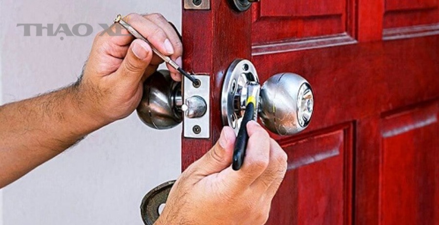 Làm thế nào để khóa cửa cơ không bị kẹt lại sau khi đã xử lý?