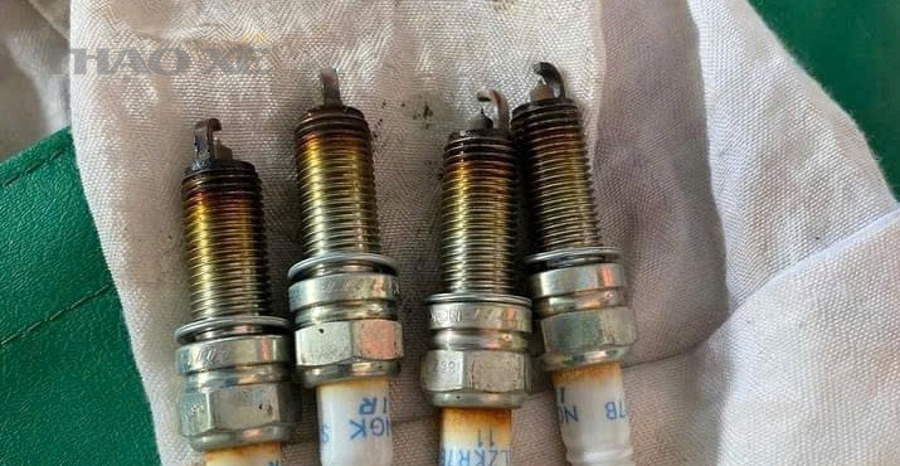 Khoang động cơ ô tô và khu vực nắp máy nơi có thể xảy ra rò dầu ảnh hưởng bugi bobin