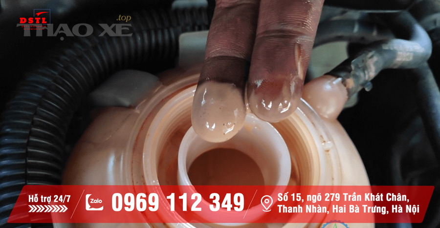 Bình phụ nước làm mát trên ô tô dùng để theo dõi mức dung dịch