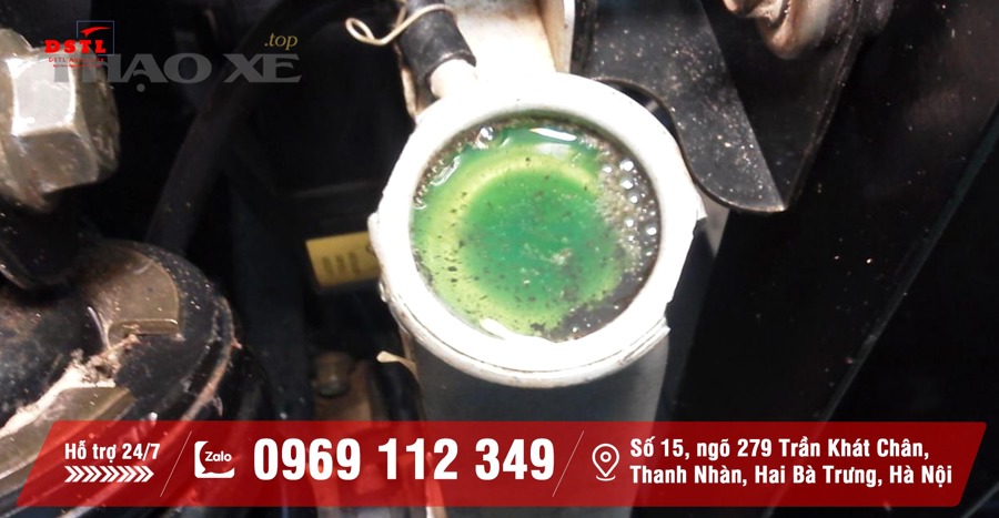 Kiểm tra khoang động cơ ô tô để phát hiện rò rỉ dầu và nước