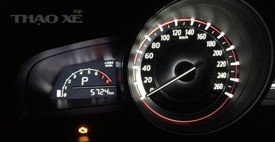 Thiết bị quét lỗi OBD2 kết nối với xe hơi