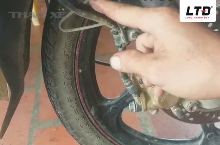 Thợ kiểm tra đĩa phanh và má phanh ô tô