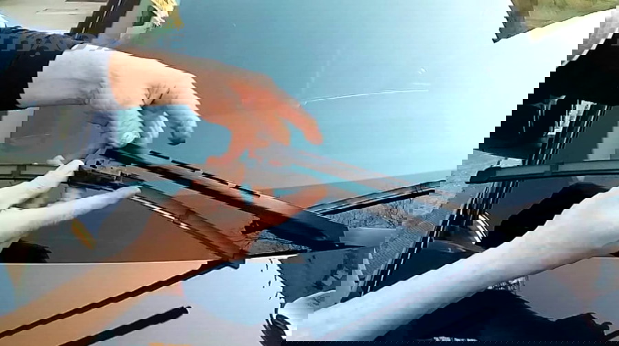 Kiểm tra đèn pha ô tô trước khi di chuyển