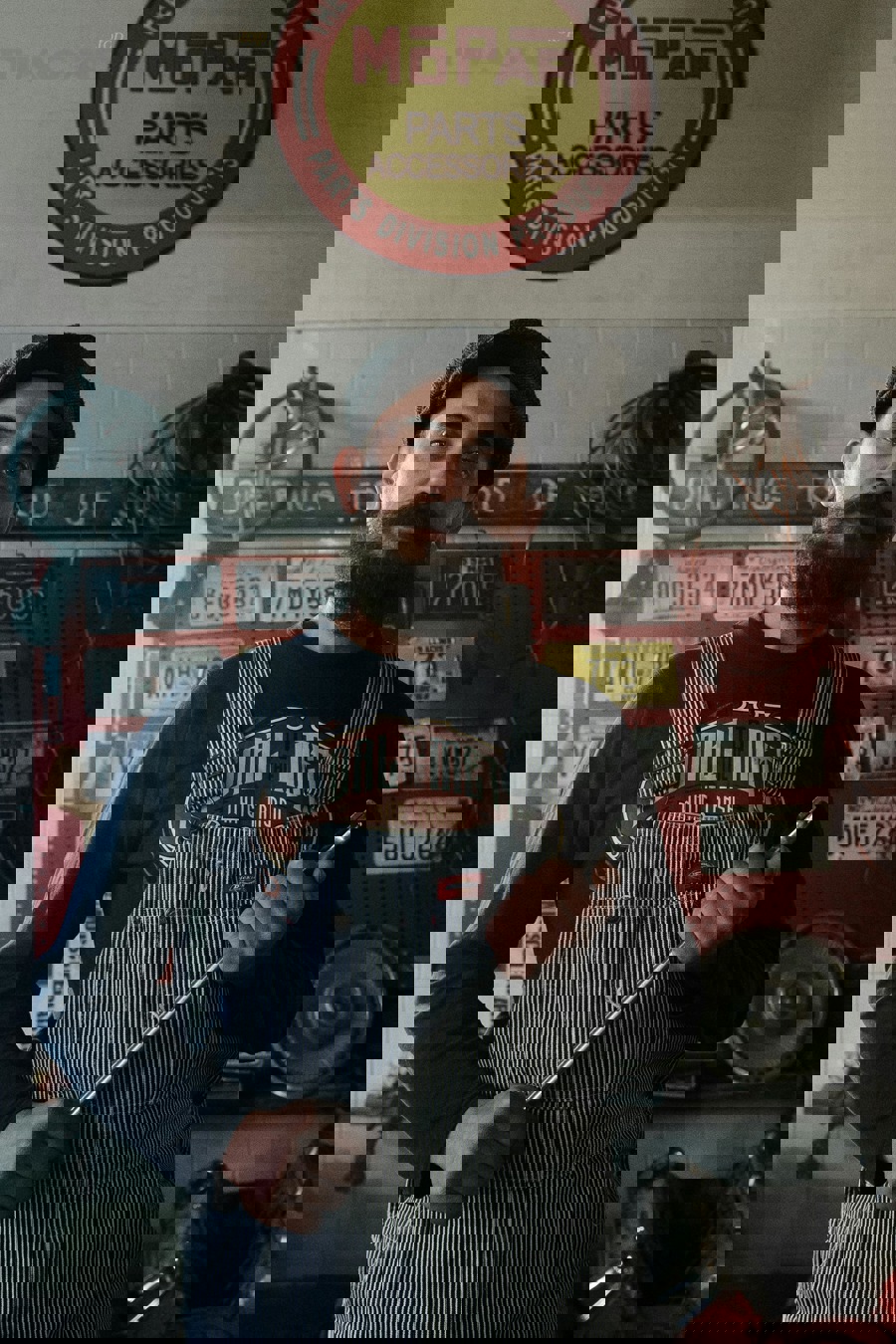 Thợ kỹ thuật kiểm tra độ mòn gai lốp và tình trạng lốp ô tô