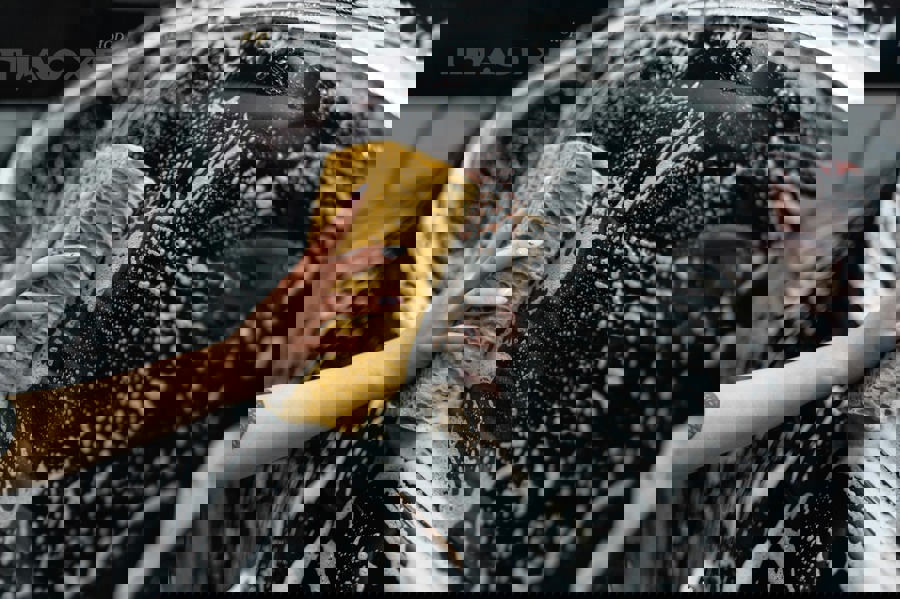 Chủ xe trao đổi với kỹ thuật viên về phương án thay lốp ô tô