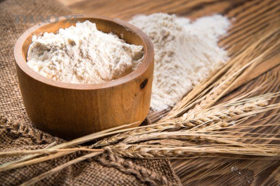 Xe được cứu hộ kéo về gara để tránh hỏng nặng động cơ