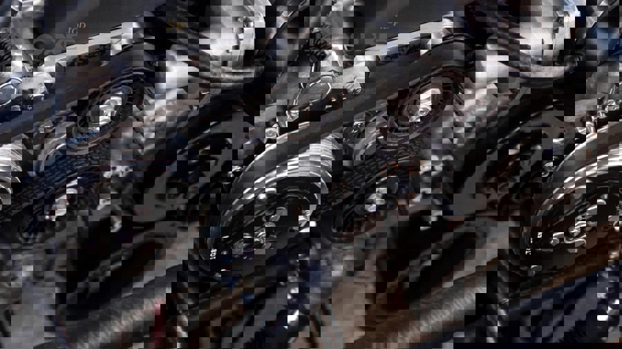 Kỹ thuật viên kiểm tra hệ thống điện xe cũ trước khi đặt cọc