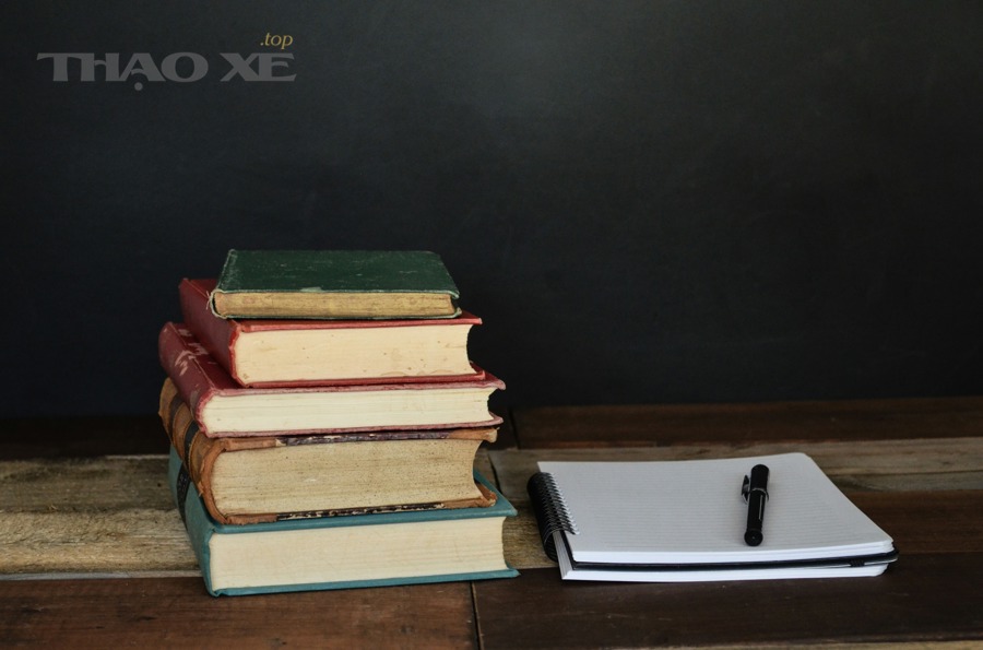 Chủ xe kiểm tra lịch bảo dưỡng và thay dầu định kỳ