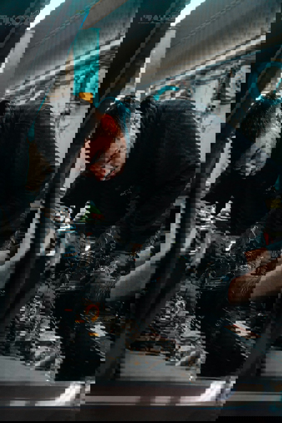 Kỹ thuật viên kiểm tra hệ thống treo bánh trước và tay đòn càng A