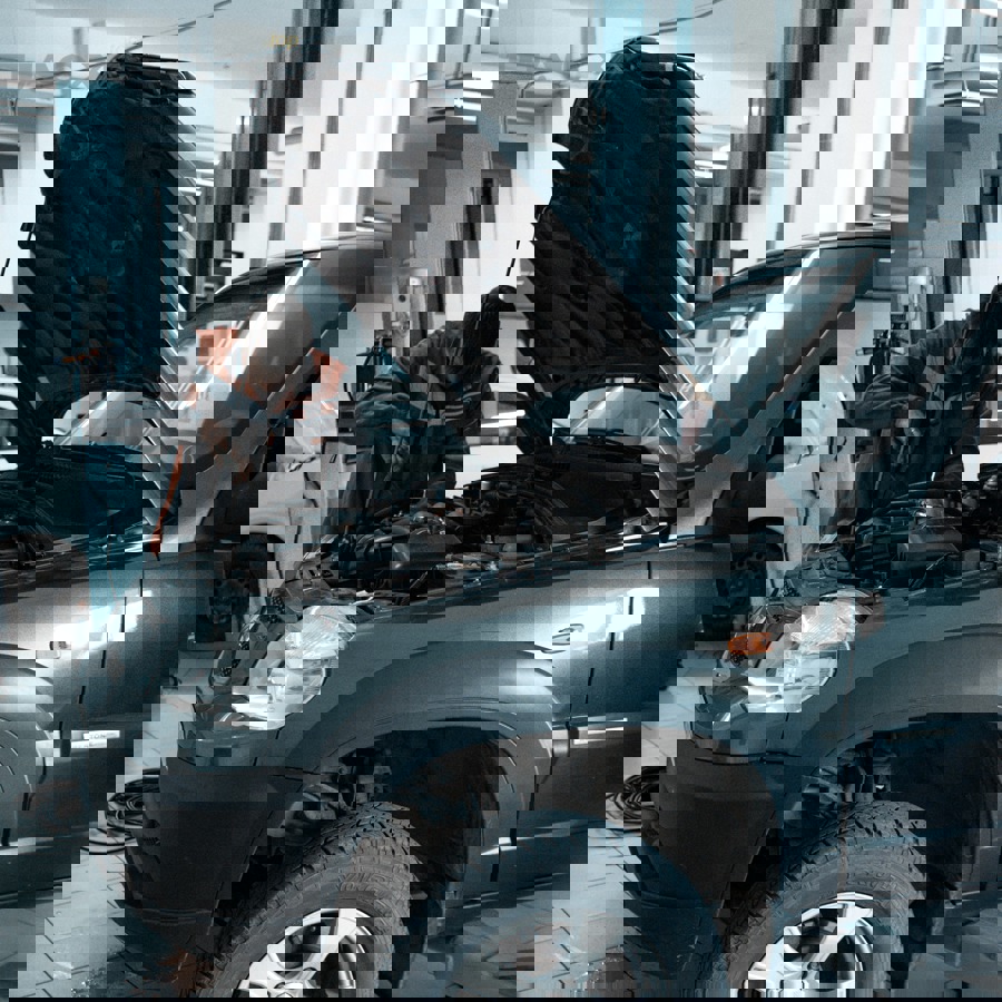 Kỹ thuật viên thay mới cụm tay đòn hệ thống treo trước